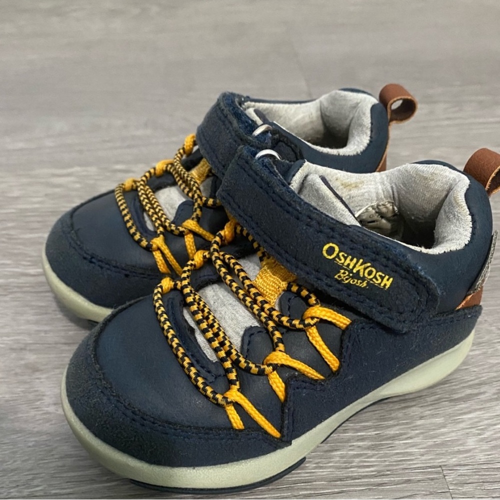 Oshkosh OshKosh B'gosh Everplay lace free bungee closure sneaker Size 4